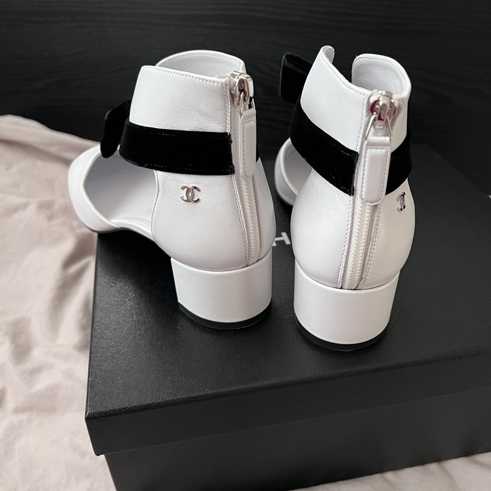 Auth Chanel White/ Black Leather Velvet Bow Pumps -Size.37.5  (PreLoved) - Picture 8 of 15